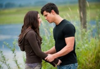Não dá pra se esperar muito de Taylor Lautner, mas ele é bastante desejado. E Bella (Kristen Stewart) queria beijá-lo. Sabemos também que Kristen atua com uma cara só durante a saga, por conta de sua personagem. Mas graças aos dois uma cena de beijo épico da saga Crepúsculo ficou constrangedora.