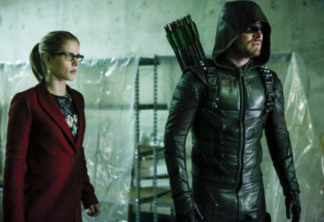 Arrow | Oliver e Felicity estão presos em vídeo do próximo episódio