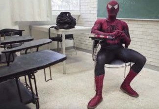 Professor de ciência dá aula vestido de Homem-Aranha