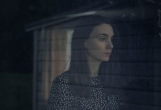 A Ghost Story | Casey Affleck assombra Rooney Mara no trailer do terror