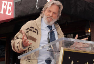 Jeff Bridges reprisa personagem de O Grande Lebowski em homenagem a John Goodman - veja