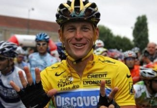 Lance Armstrong decepcionou o mundo quando admitiu, à Oprah, que havia usado várias drogas ilegais durante sua carreira. O atleta era visto como um grande exemplo de superação por ter vencido o câncer e ainda ter ganho 7 vezes o Tour de France.