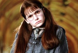 SHIRLEY HENDERSON – A atriz já tinha 37 anos quando interpretou a jovem fantasma Murta Que Geme em Harry Potter e a Câmara Secreta. A personagem havia sido assassinada aos 13 anos, e portanto mantinha a aparência dessa idade.