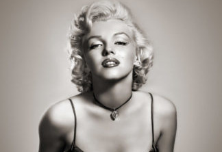MARILYN MONROE – Um fotógrafo viu Marilyn quando foi fazer uma matéria em uma fábrica de munições onde ela trabalhava. Tirou uma foto dela e disse que ela poderia ir longe na vida como modelo. Alguns anos mais tarde ela brilhava no cinema.