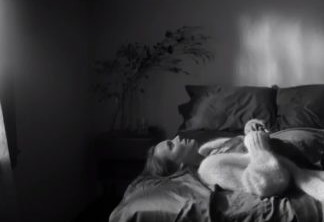 Natalie Portman mostra barrigão de grávida em clipe de James Blake