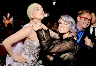 Kelly Osbourne e Lady Gaga começaram seu desentedimento quando Kelly criticou a roupa de Gaga em uma premiação em 2012. Depois de Gaga revidar com mais tuítes, Kelly mandou a cantora comer m**da.