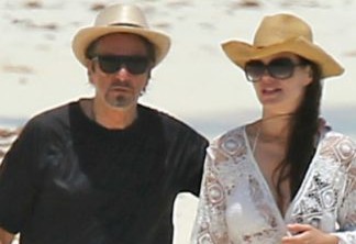 Al Pacino comemora 77 anos com namorada em praia e rola até mão boba