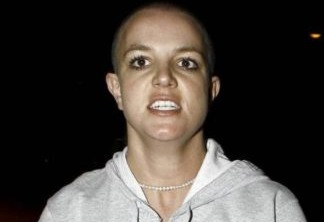 Britney Spears | Nos anos 2007 e 2008, após um polêmico divórcio, e aparecer de cabeça raspada, a cantora Britney Spears atacou um paparazzi. Após seu surto, a família decidiu intervir e internar a celebridade em uma clínica psiquiátrica. No fim do ano de 2008 a artista voltou a se apresentar, e passou a ser […]