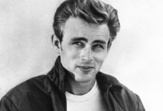 James Dean| O ator era um simbolo sexual na década de 50. Estava tudo indo bem para ele, até que, em 1955, um trágico acidente de carro deu fim na carreira do ator, com 24 anos.