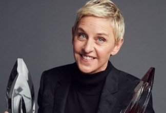 Ellen Degeneres é famosa por apresentar um programa de talk-show onde também ajuda diversas pessoas necessitadas.