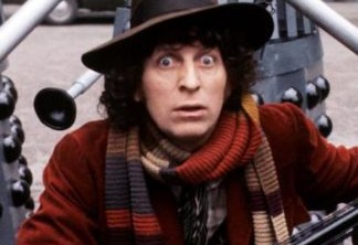 Tom Baker – ‘Doctor Who’ | Foi o ator que passou mais tempo interpretando “Doctor”, foram sete temporadas na pele do mesmo personagem, de 1974 a 1981. O ator voltou à série no episódio especial que marcou os 50 anos de ‘Doctor Who’. Ele fez uma participação como o curador da National Gallery, em Londres. […]