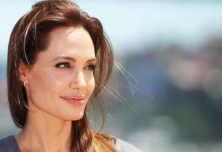 Angelina Jolie – Dieta das 600 calorias | Considerada uma das mais radicais, a dieta é seguida pela atriz, que se enche de frutas, amêndoas e balinhas, além de milk-shake de proteínas, durante todo o dia. No final ela consome apenas 600 calorias.