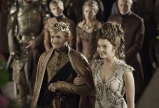 Joffrey Baratheon e Margaery Tyrell (Game of Thrones) | Após a cerimonia o rei começa sufar, e descobre-se que o seu vinho fora envenenado. Joffrey morre nos braços da mãe.