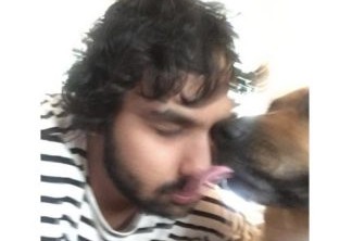 Ator de The Big Bang Theory posta foto beijando cão e fãs reagem no Instagram
