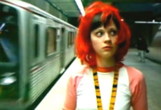 Zooey Deschanel | A atriz de ‘New Girl’ participou do clipe de vídeo ‘She´s Got Issues’, de The Offspring.