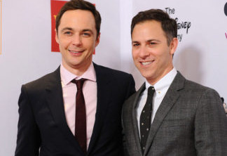 Jim Parsons, de The Big Bang Theory, se casa com Todd Spiewak em Nova York