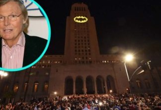 Cidade de Los Angeles projeta no céu Bat-sinal em homenagem a Adam West
