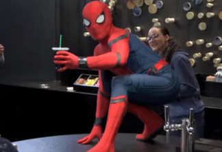 Homem-Aranha: De Volta ao Lar | Herói brinca com clientes da Starbucks em vídeo hilário