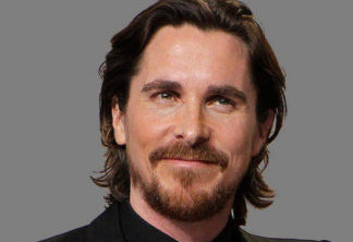 Christian Bale|Mesmo após tanto tempo achado pela fama, o eterno Batman vivia com a família em um apartamento de um cômodo, não tinha celular e nem um guarda-costas.