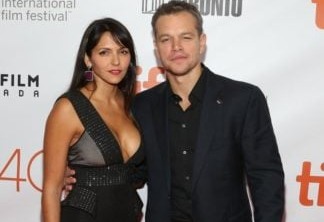 Matt Damon e Luciana Barroso|Matt conheceu Luciana enquanto gravava um filme em Miami, ela era bartender. Eles estão casados desde 2005 e tiveram três filhas juntos.
