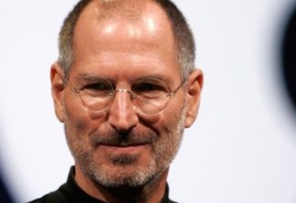 Steve Jobs|A mãe de Steve deu o menino para adoção. O casal Paul e Clara Jobs o adotaram, já que não podiam ter filhos biológicos.