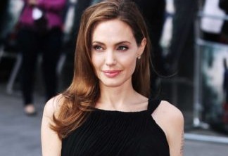 Angelina Jolie|Angelina já viajou para muitos lugares pra trabalhar e passear, então é obvio que tenha experimentado comidas exóticas. Insetos é uma dessas comidas, mas a questão é que a atriz gostou muito e come até hoje. Ela diz que até seus filhos comem.