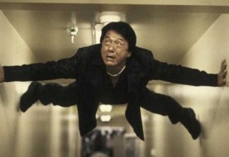 Jackie Chan|Jackie é seu próprio dublê, e nas gravações do filme Armadura de Deus teve que pular de uma parede pra uma árvore. Mas deu muito errado, Jackie caiu de cabeça e quebrou uma parte do crânio. Ele foi operado, ficou bem, mas até hoje vive com um placa de plástico no crânio.
