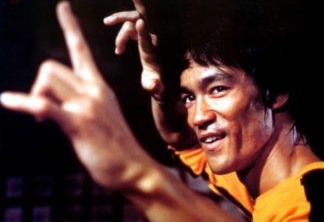 Bruce Lee|O ator morreu em 1973 em Hong Kong. A causa foi inchaço no cérebro depois de uma forte alergia a analgésicos. Teorias diziam que ele tinha sido morto por Tríades Chinesas, porque não quis fazer filmes para elas.