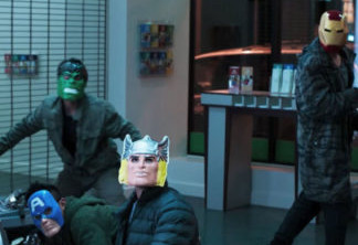 Conhecidos | Nessa cena em que bandidos aparecem com máscaras de Thor e Hulk, Peter diz que é “bom finalmente vê-los”, fazendo uma referência a ausência de ambos em Guerra Civil.