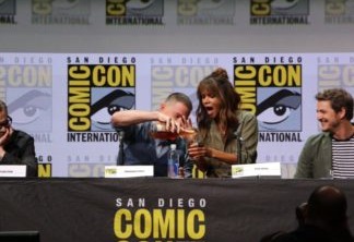 Kingsman 2 | Halle Berry vira copo de whiskey durante painel na Comic-Con 2017