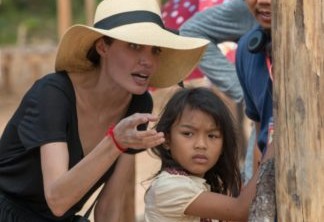 Sareum Srey Moch é dirigida por Angelina Jolie no set