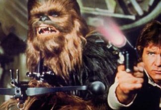 Han Solo usando sua arma à laser