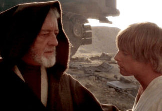 Alec Guinness como Obi-Wan (à esquerda) ao lado de Mark Hamill em Star Wars