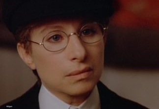 Barbra Streisand | Em um dos casos mais estranhos de todos, Barbra tinha 40 anos interpretando uma jovem de 17 no filme Yentl.