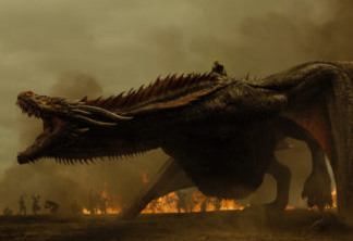 Daenerys (Emilia Clarke) monta Drogon em "The Spoils of War"