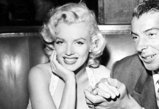 MARILYN MONROE | Não dá para ser mais “queridinha da América” do que Marilyn Monroe, certo? Por isso o espanto quando ela se casou com o jogador de beisebol Joe DiMaggio, que tinha ligações claras com a máfia.