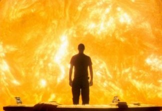 Sunshine: Alerta Solar | O filme começa de forma muito interessante, apresentando a premissa da morte do Sol, o que acaba mandando uma tripulação para investigar o caso. Porém eles acabam um homem louco feito de larva dentro de uma nave abandonada perto do sol.