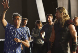Thor: Ragnarok | Elenco se diverte com o diretor em hilária foto dos bastidores