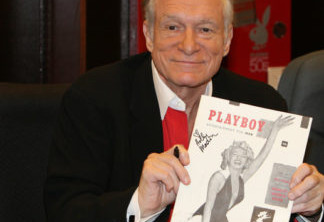 Hugh Hefner com cópia assinada da primeira Playboy -  na capa, Marilyn Monroe
