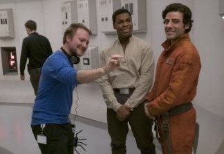O diretor Rian Johnson no set de filmagens de Os Últimos Jedi.