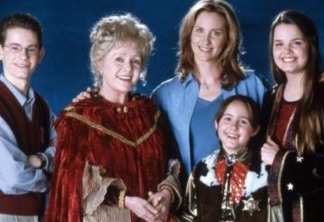 O elenco de Halloweentown com Debbie Reynolds - a segunda, da esquerda para a direita