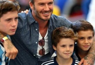 David Beckham com os filhos - abaixo, de camisa escura, Cruz