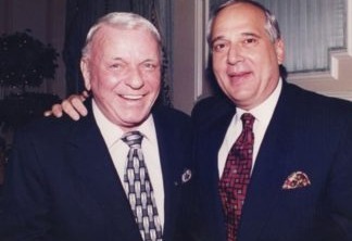 Eliot Weisman (direita) com Frank Sinatra