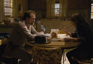Jim Hopper (David Harbour) e Joyce (Winona Ryder) em Stranger Things.