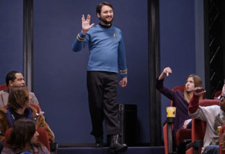 Wil Wheaton, em uniforme de Star Trek, é vaiado por fãs de Star Wars