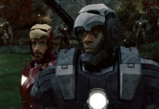 Don Cheadle como Máquina de Combate (à frente) em Homem de Ferro 2