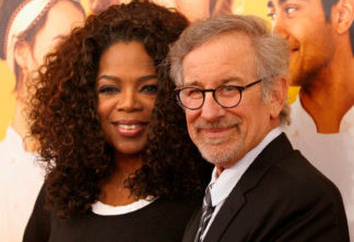 Oprah Winfrey e Steven Spielberg estão entre os famosos que doaram às vítimas de massacre.