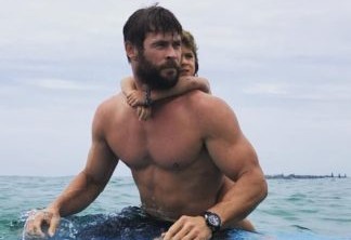 Chris Hemsworth com a filha no mar