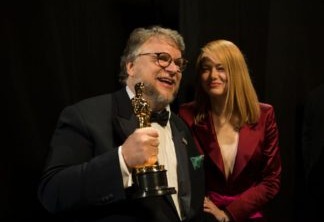 Guillermo Del Toro, melhor diretor por A Forma da Água, com a atriz Emma Stone (que lhe entregou a estatueta)