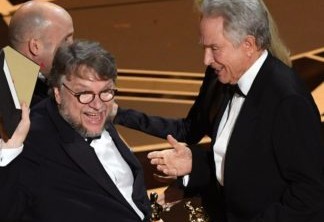 Guillermo Del Toro mostra que dessa vez não houve troca de envelopes em Melhor Filme